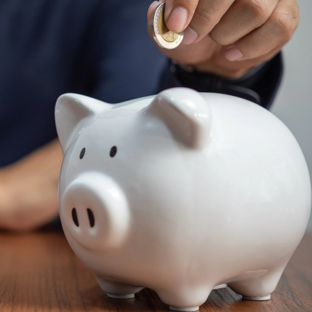 Wenn Sparen zu Stillstand führt – ETFs bringen Bewegung ins Vermögen. Mit geringen Kosten, breiter Streuung und der Möglichkeit, schon mit kleinen Raten zu starten
